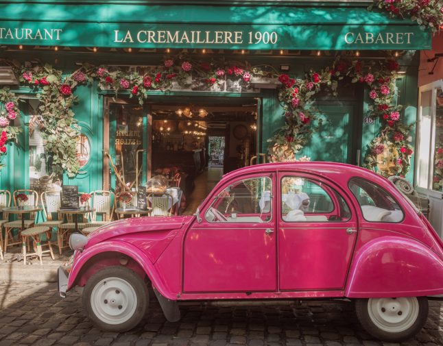 Photographie de la voiture rose